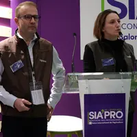 Valentine Ganseman et Nicolas Dubois de la société danoise Agreena présentent leur programme de crédits carbone au Salon de l'agriculture.