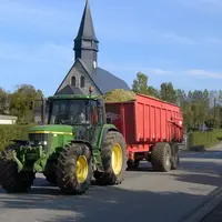 Tracteur traversant un village