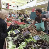 étal de fruits et légumes dans un marché