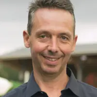 Thierry Bailliet devant sa ferme