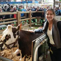 Céline Imart, le 26 février, devant la vache Oreillette au salon de l'Agriculture.