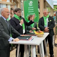 signature d'une convention de partenariat entre les Chambres d'agriculture et La Poste au salon de l'Agriculture