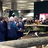 Gabriel Attal entouré des médias lors de sa visite au salon de l'Agriculture