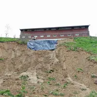 Chèvrerie à 80 cm d'un trou formé par un éboulement de terrain