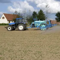 Traitement phytosanitaire dans un champ à proximité des habitations.