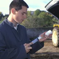 Vétérinaire préparant une injection d'antibiotiques.