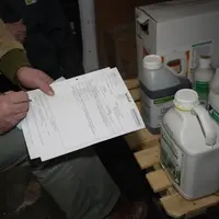 Agriculteur regardant la notice de ses produits phytosanitaires