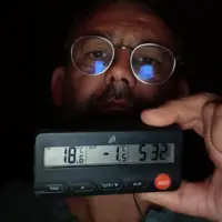 Pierre Delorme montre la température négative sur un thermomètre