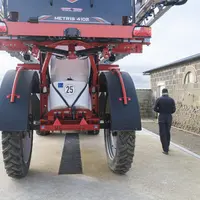 Pulvérisateur sur une aire de lavage