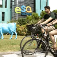 Des étudiants à vélo devant l'école ESA d'Angers