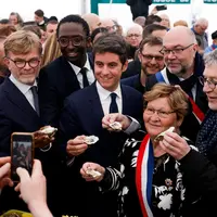 Gabriel Attal avec Marc Fesneau faisant un selfie au Pirou dans la Manche.