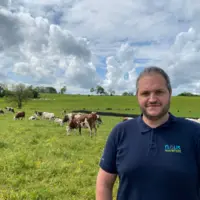 Arnaud Gaillot, président des Jeunes agriculteurs, devant son troupeau de montbéliardes.