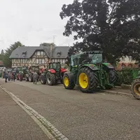 La FDSEA du Bas-Rhin et les Jeunes Agriculteurs du Bas-Rhin rassemblées devant la sous-préfecture