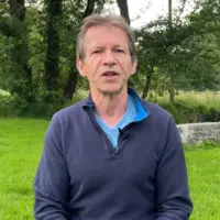 Jean-Marc Jancovici, président du Shift Project, devant un paysage rural.
