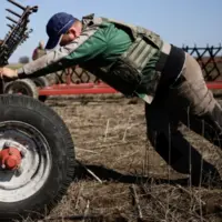 Equipe de déminage de la FAO dans des champs en Ukraine.