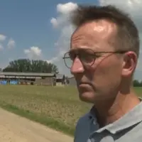 Alain Crouillebois devant son exploitation laitière