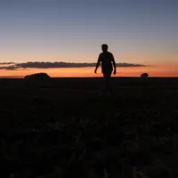 agriculteur seul dans un champ