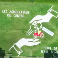 Vue du ciel, la fresque du Cantal qui met en avant la transmission.