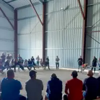 Un hangar à Saint-Sauvant où 80 agriculteurs se réunissent pour organiser leur protection en cas de tentatives de dégradation vendredi 19 juillet