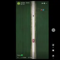 Sur une route droite, un engin agricole fonce sur une voiture.