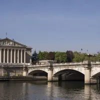 Vue sur les colonnades de l'Assemblée nationle