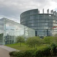 Siège du Parlement européen. Union européenne. Europe. Murs de vitres. Reflets. Architecture moderne et végétation.