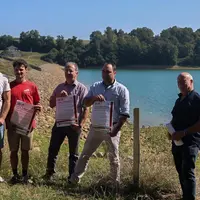 Agriculteurs présentant leurs recours en justice devant le barrage du Gabas à Eslourenties.