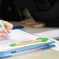 Elève écrivant sur un cahier.