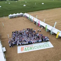 Les élèves participant à l'Agricurieux Tour posent  pour une photo