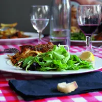Assiette de nourriture posée sur une table