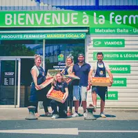 Equipe devant un magasin Bienvenue à la ferme