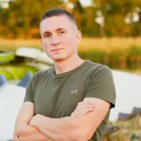 Marc Ponroy (MarcA2C) devant une machine agricole