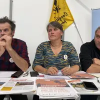 Laurence Marandola porte-parole de la Confédération paysanne entourée de deux élus du syndicat agricole sur le salon du Space 2024