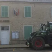 Tracteur devant la mairie d'un village