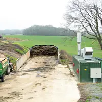 Tracteur transportant de la biomasse sur une exploitation agricole