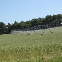 rampe d'irrigation dans un champ