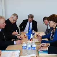 La ministre française de l’Agriculture Annie Genevard et ses conseillers discutent avec le commissaire européen à l'Agriculture Janusz Wojciechowski a