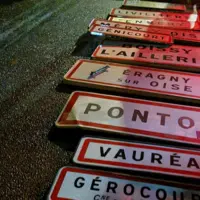 Panneaux d'entrée de villes d'Ile-de-France enlevés et posés sur la route par de Jeunes agriculteurs
