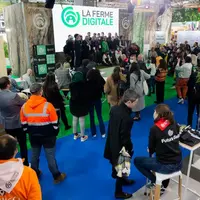 Photo du stand de La Ferme Digitale au Salon de l'Agriculture 2024. Des visiteurs assisent à une conférence.