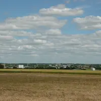 Plaine céréalière de l'Aunis aux portes de Surgères vue depuis l'entrée ouest de la ville (en provenance de La Rochelle).