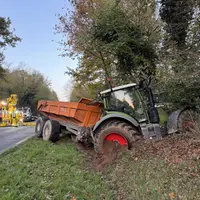 Tracteur et sa remorque dans un fossé
