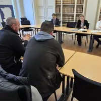 La préfète des Deux-Sèvres Emmanuelle Dubée reçoit dans son bureau Denis Mousseau, président de la FNSEA 79 et Antoine Madier, président des Jeunes a