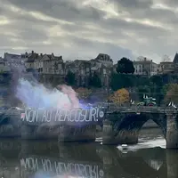 Banderole "non au Mercosur" accrochée à le pont de Verdun à Angers, fumigènes et tracteurs d'agriculteurs.