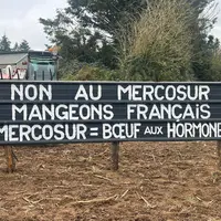 Message inscrit sur une barrière « Non au Mercosur Mangeons français Mercosur = Bœuf aux hormones »