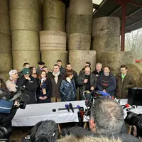 Annie Genevard entourée d'agriculture dans une ferme du Loiret