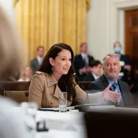 Brooke Rollins en 2020 à la Maison Blanche, alors assistante du président et directrice par intérim du Conseil de politique intérieure. Elle prononce