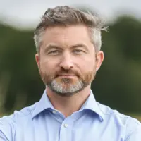 Portrait de Florent Baarsch, fondateur de finres, devant un paysage