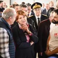 Annie Genevard avec des éleveurs le 4 novembre dans le Tarn.