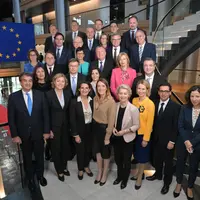 Le Collège des commissaires de la nouvelle Commission européenne, avec Christophe Hansen situé dans le fond