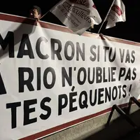 Banderole sur le blocage de la N118 par la FNSEA et les JA d’Ile-de-France sur laquelle est inscrit « Macron si tu vas à Rio n’oublie pas des péqueno